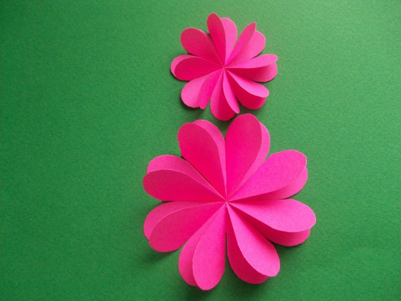 Цветок из сердечек из цветной бумаги