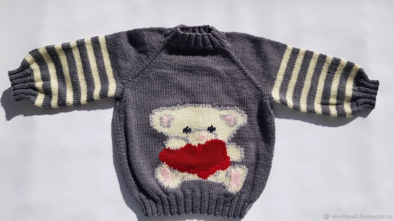 Детский свитер с мишкой