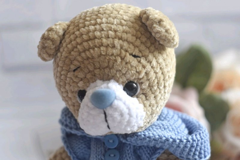Вязаный свитер с медведем
