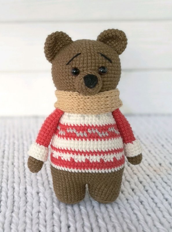 Вязаный свитер с медвежонком