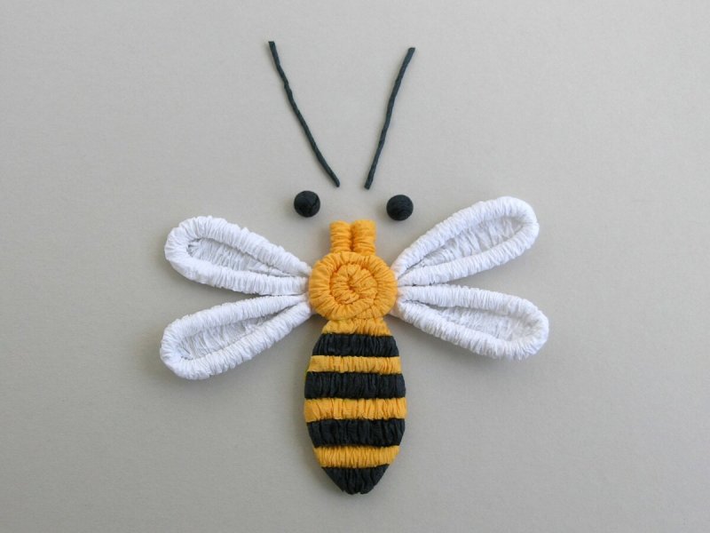 Пчёлка из природного материала