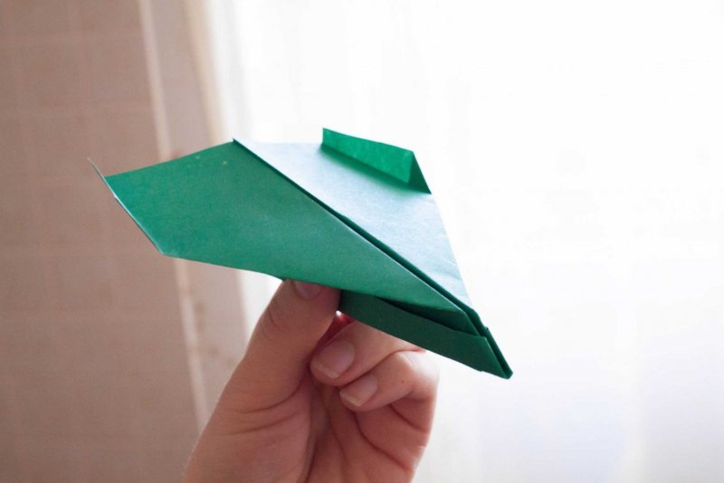 Зеленый бумажный самолетик
