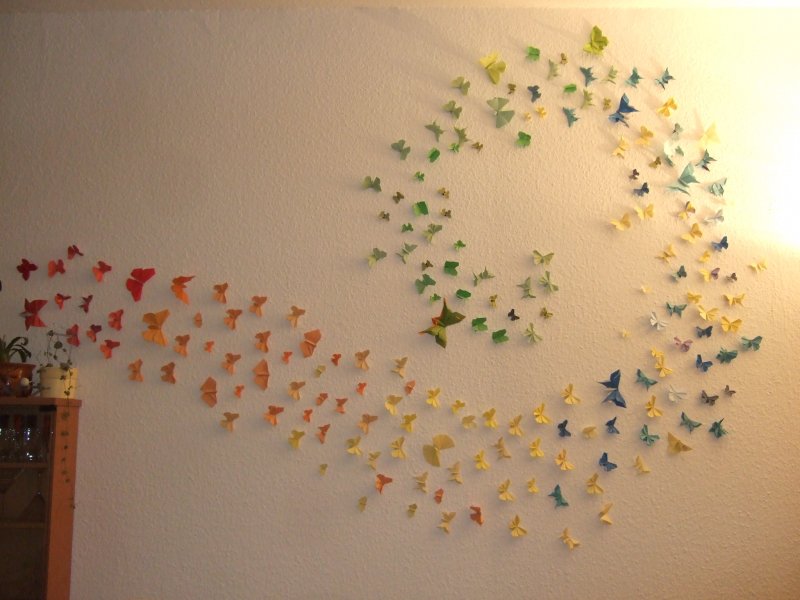 Украшение комнаты бабочками из бумаги