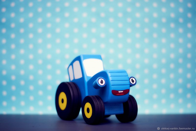 Синий трактор сбоку