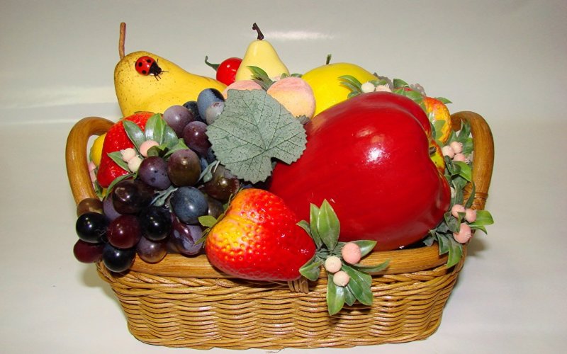 Корзина из овощей и фруктов