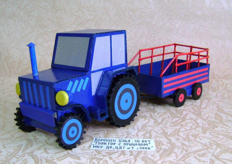 Бумажный синий трактор