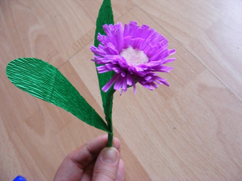 Цветок циния из гофрированной бумаги