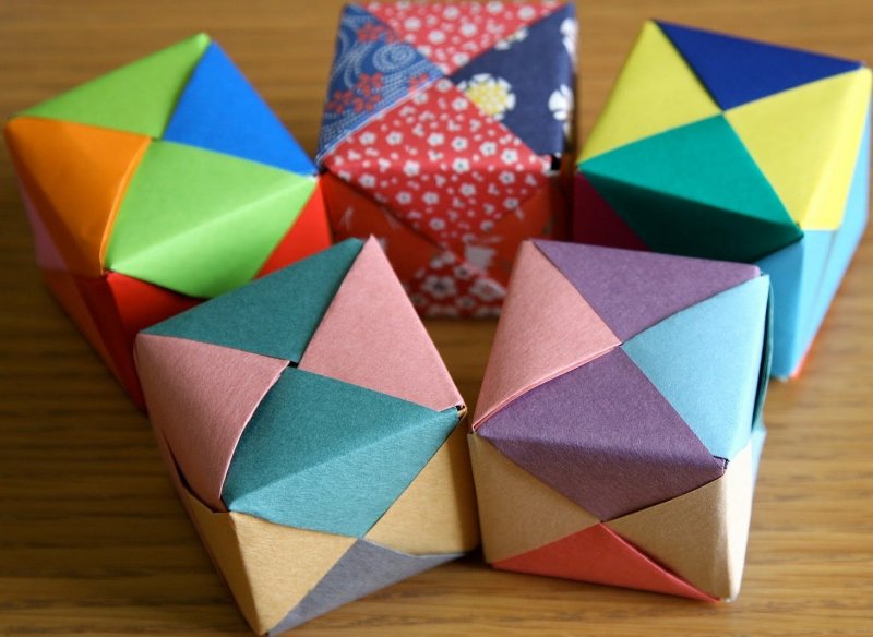 Разноцветный кубик из бумаги