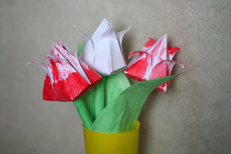 Красный тюльпан из бумаги