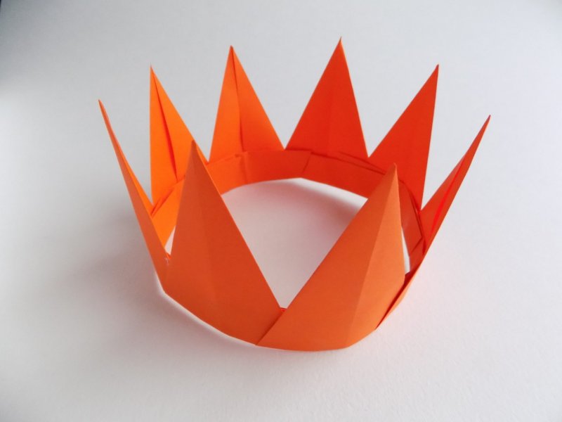 Необычная корона из бумаги