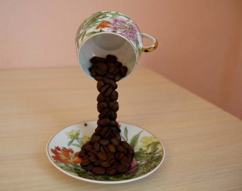 Летающая кофейная чашка