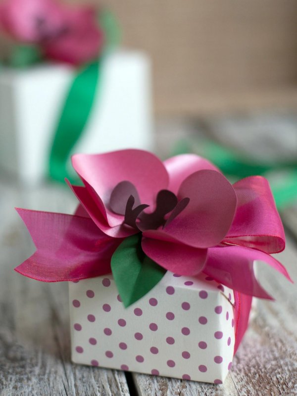 Цветок из бумаги на подарок