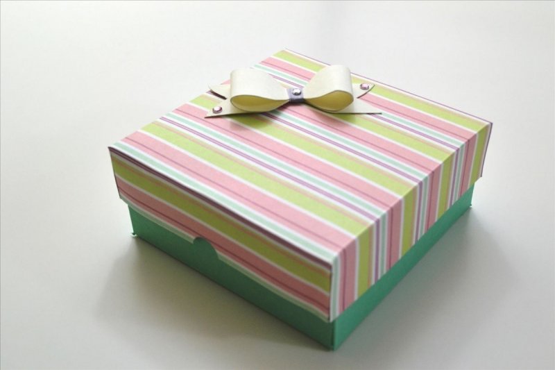 Коробка из картона для подарка