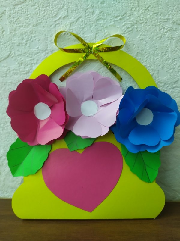 Поделка из цветной бумаги корзинка с цветами