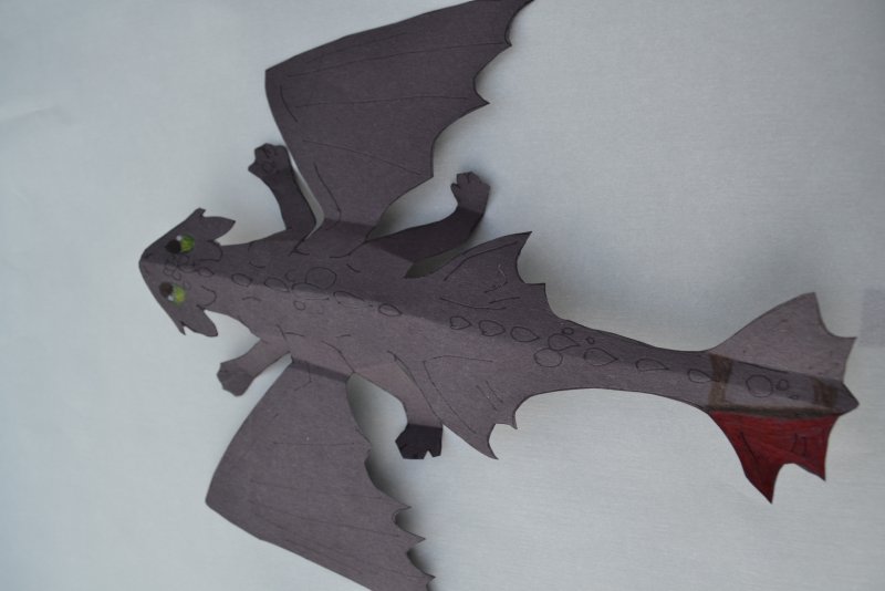 Бумажная модель дракона Беззубика