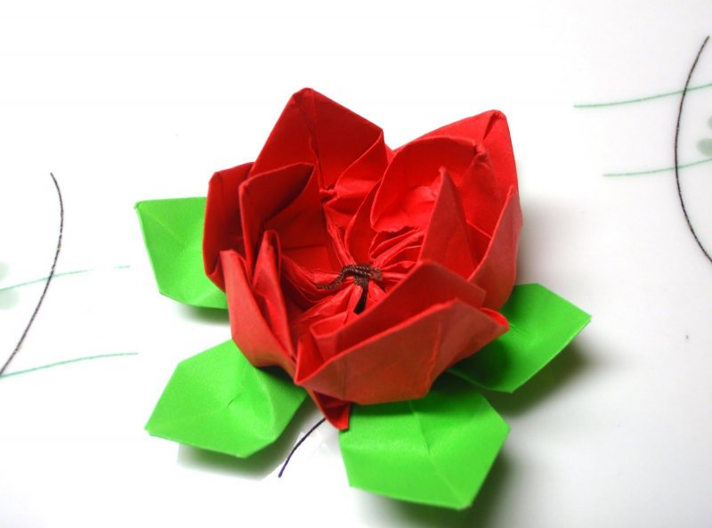 Красный цветок оригами