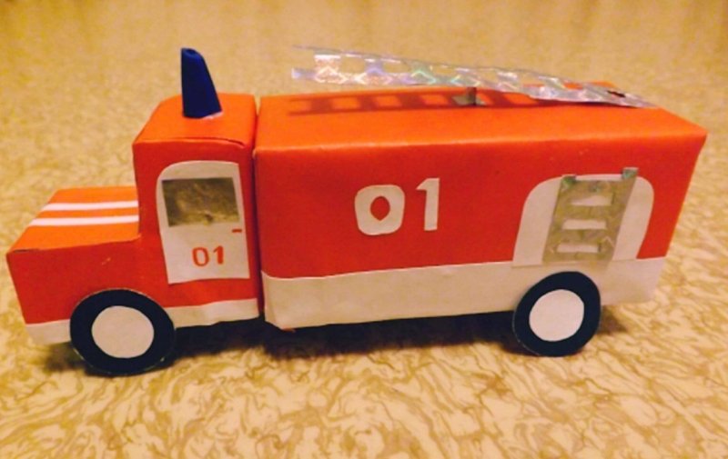 Модель пожарной машины из картона