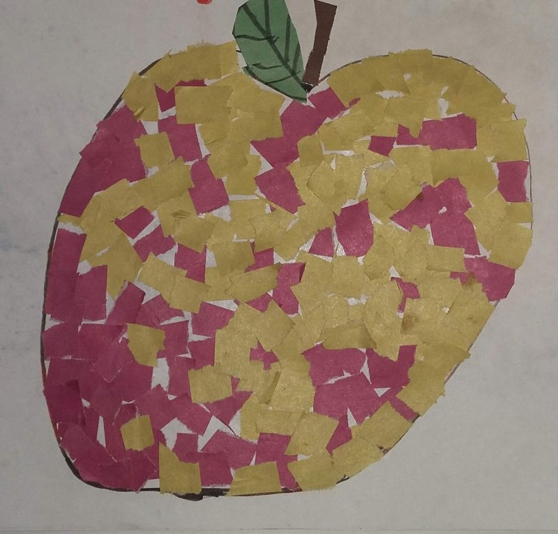 Обрывная мозаичная аппликация яблоко