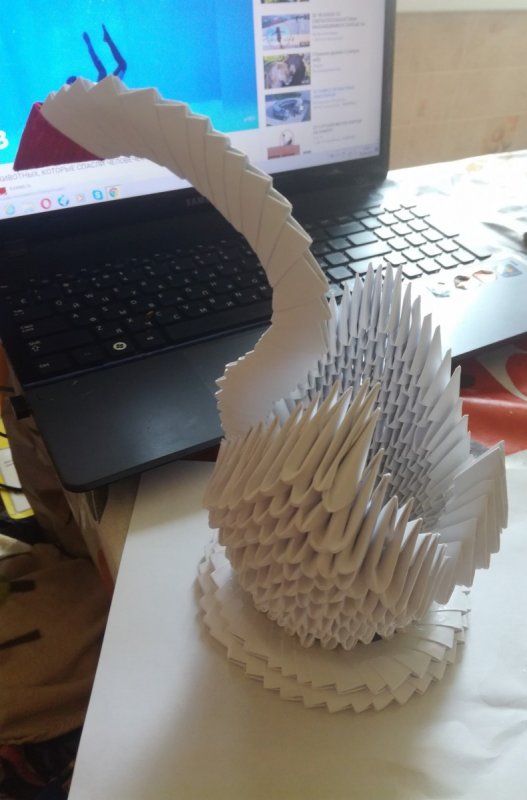 Бумажный лебедь оригами