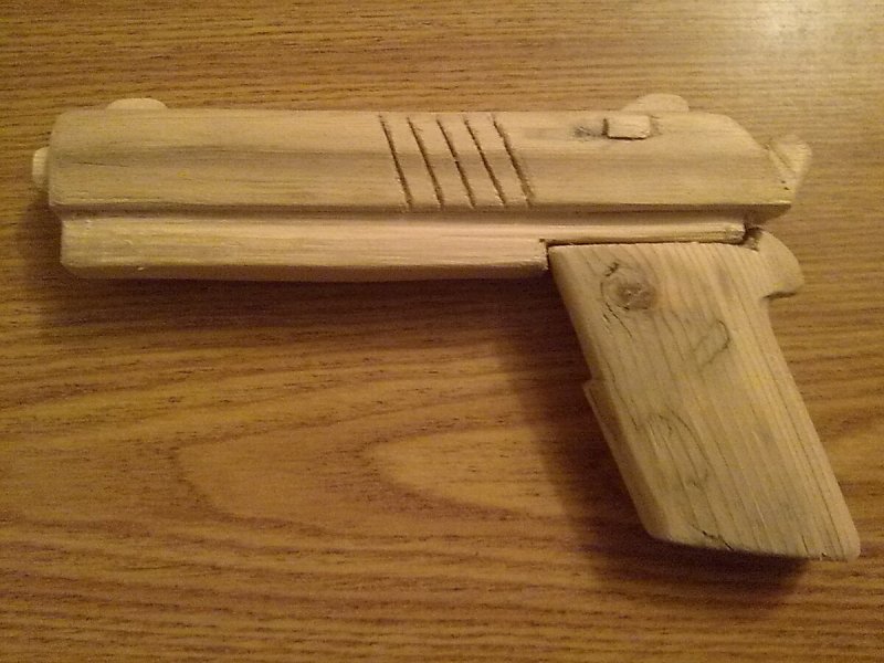 Самодельный деревянный пистолет