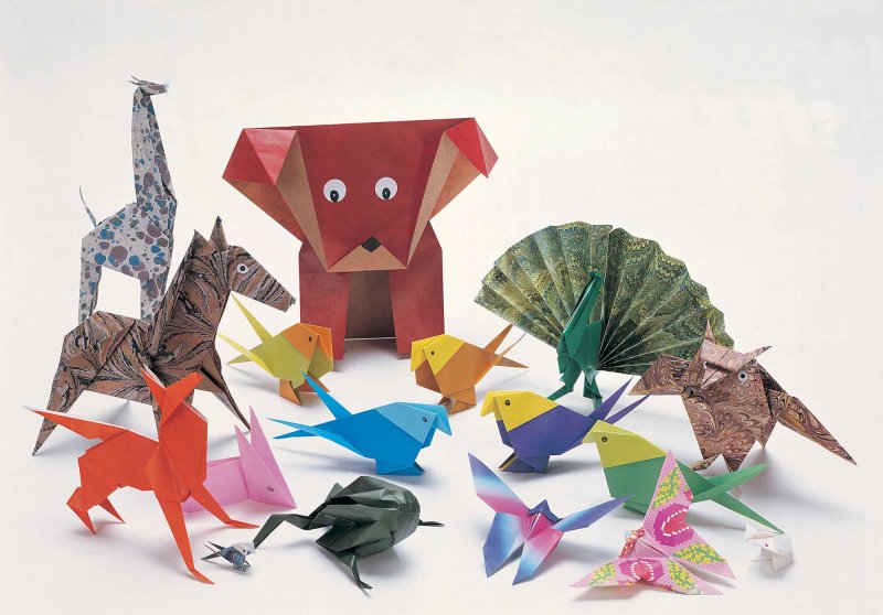 Дети делают оригами