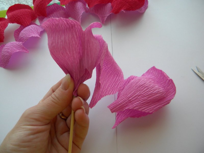 Декоративные цветы из гофрированной бумаги