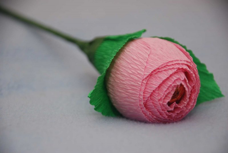 Роза с конфеткой из гофробумаги