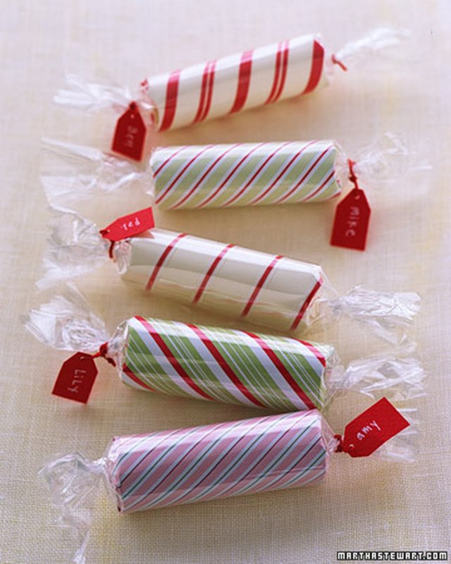 Упаковать подарок в виде конфеты
