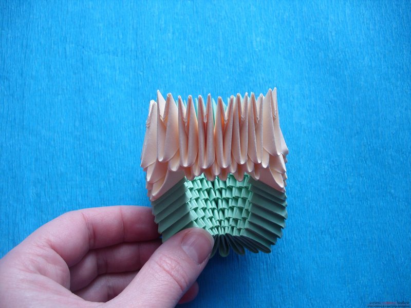 Модульное оригами золотой лебедь