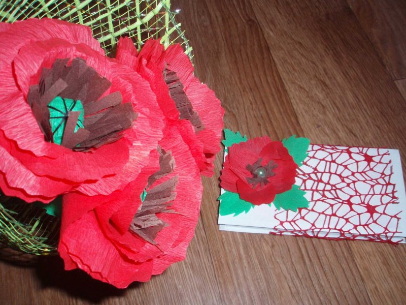 Цветок пуансеттия из гофрированной бумаги