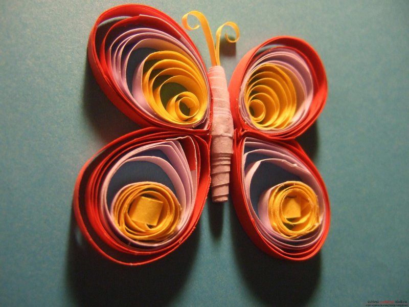 Бабочка из цветной бумаги