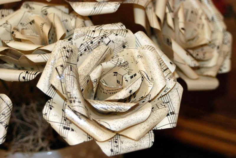 Розы из нотной бумаги