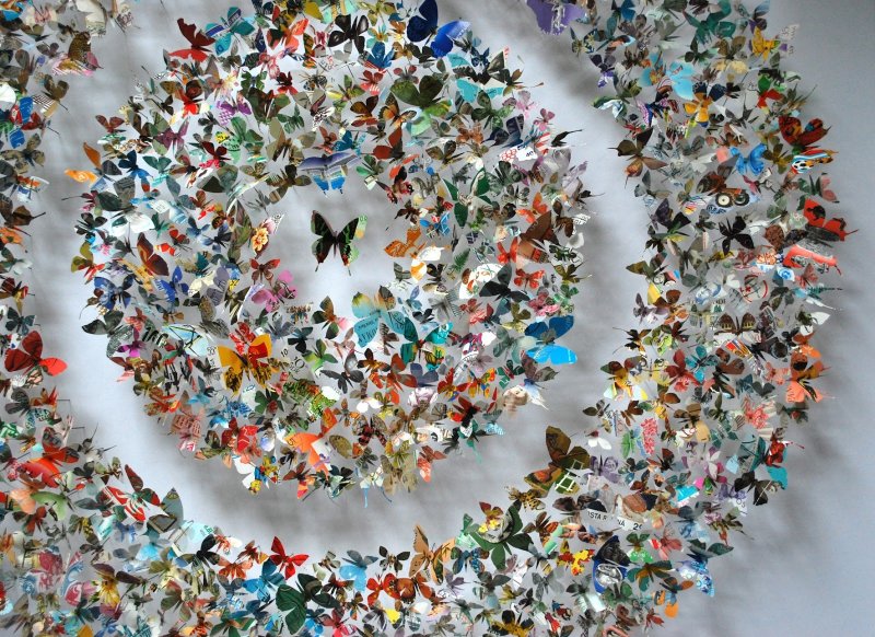 Инсталляция из бумажных бабочек