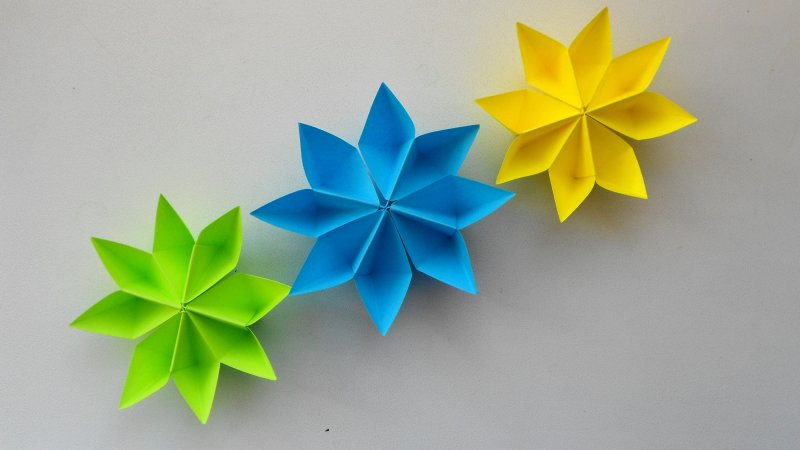 Цветы оригами из цветной бумаги