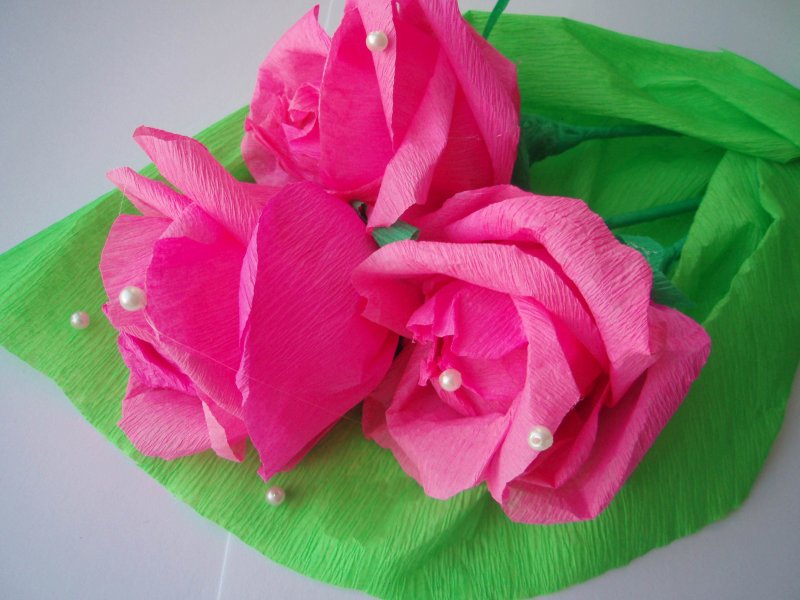 Розы из гофрированной бумаги с конфетами