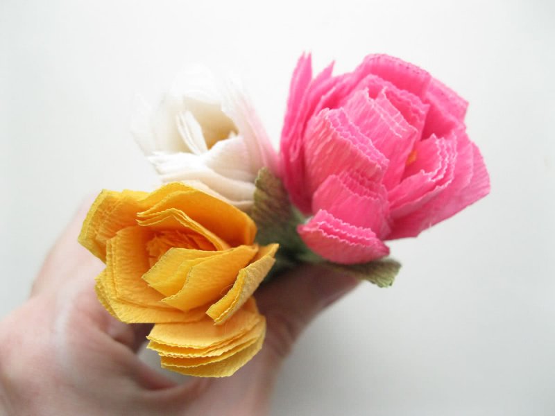 Искусственные цветы из гофрированной бумаги
