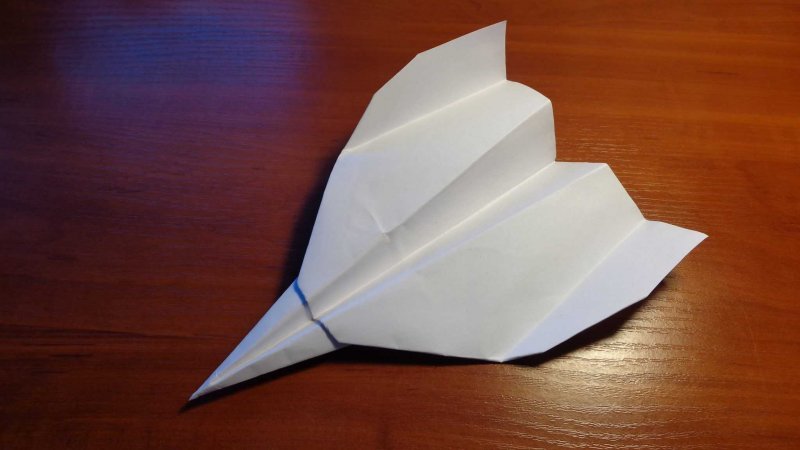 Самолет с острым носом из бумаги