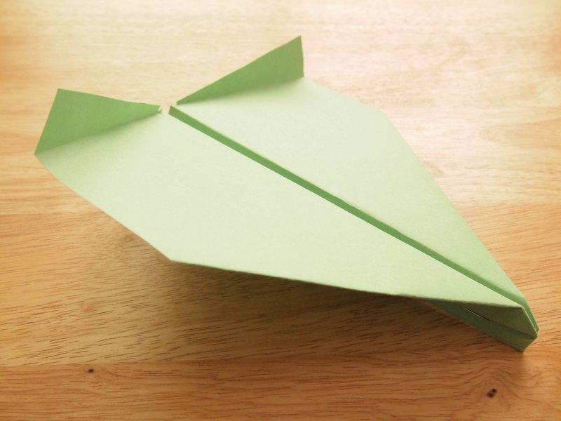 Ребенок с бумажным самолетиком