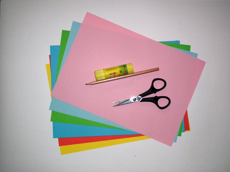 Цветная бумага и ножницы