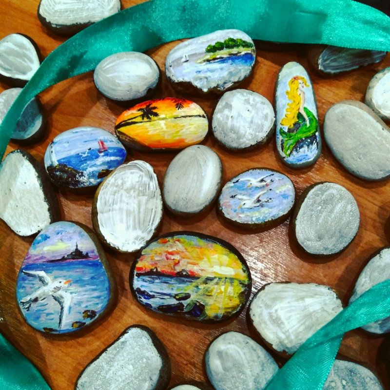 Разрисованные морские камни