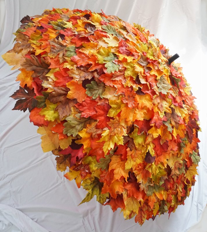 Зонтик из осенних листьев