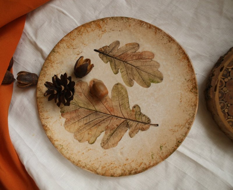 Тарелка из осенних листьев