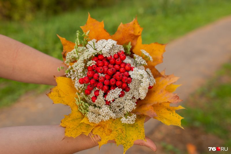 Осенний букет из листьев и рябины