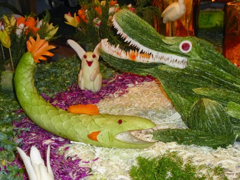 Крокодил из овощей и фруктов