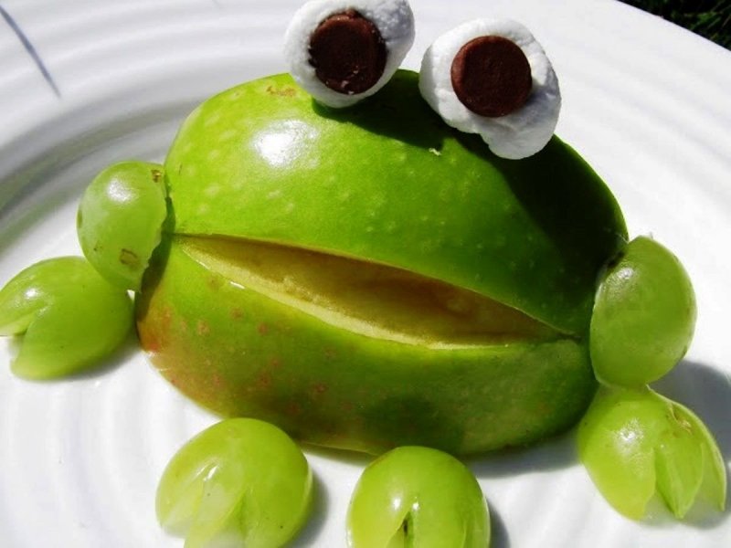 Лягушка из фруктов и овощей