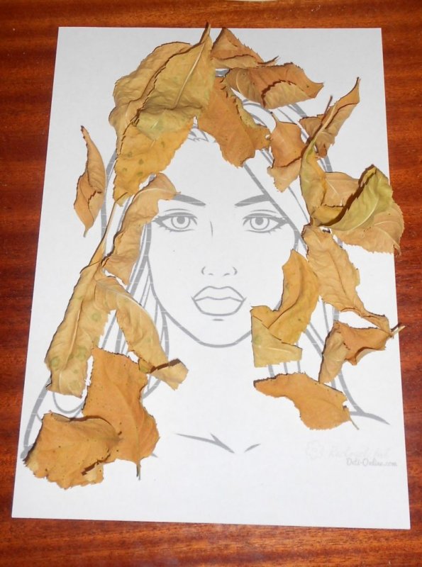 Девушка из осенних листьев панно
