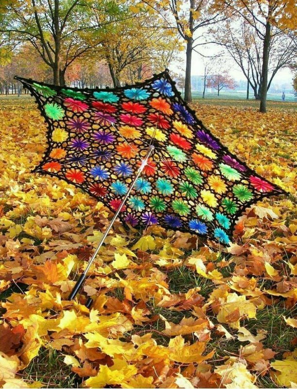 Зонт украшенный листьями