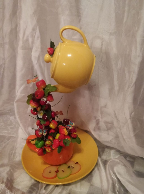 Парящая чашка с цветами и фруктами