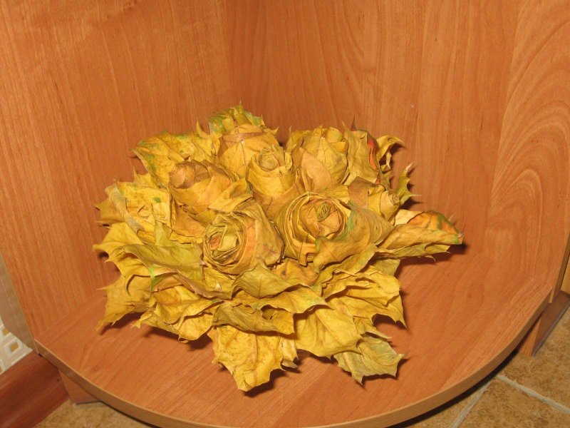Букет роз из кленовых листьев
