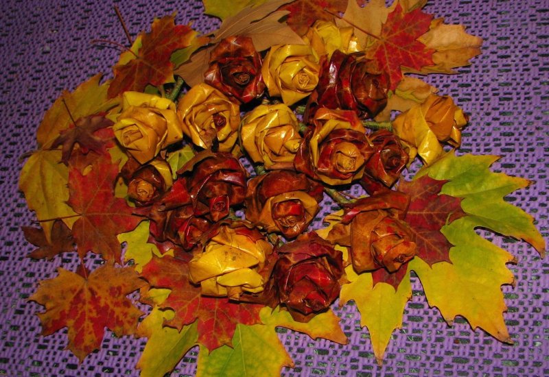 Розы из осенних листьев